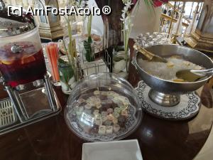 [P44] La recepție. Nu pentru cine vine ci ptr oricine...  » foto by M'Liviu
 - 
<span class="allrVoted glyphicon glyphicon-heart hidden" id="av1087241"></span>
<a class="m-l-10 hidden" id="sv1087241" onclick="voting_Foto_DelVot(,1087241,19722)" role="button">șterge vot <span class="glyphicon glyphicon-remove"></span></a>
<a id="v91087241" class=" c-red"  onclick="voting_Foto_SetVot(1087241)" role="button"><span class="glyphicon glyphicon-heart-empty"></span> <b>LIKE</b> = Votează poza</a> <img class="hidden"  id="f1087241W9" src="/imagini/loader.gif" border="0" /><span class="AjErrMes hidden" id="e1087241ErM"></span>