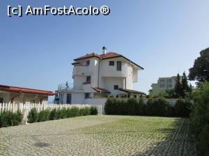 [P01] Parcarea Villei White Dove, în mare parte goală când am ajuns noi și vila văzută din spate » foto by crismis
 - 
<span class="allrVoted glyphicon glyphicon-heart hidden" id="av758021"></span>
<a class="m-l-10 hidden" id="sv758021" onclick="voting_Foto_DelVot(,758021,19743)" role="button">șterge vot <span class="glyphicon glyphicon-remove"></span></a>
<a id="v9758021" class=" c-red"  onclick="voting_Foto_SetVot(758021)" role="button"><span class="glyphicon glyphicon-heart-empty"></span> <b>LIKE</b> = Votează poza</a> <img class="hidden"  id="f758021W9" src="/imagini/loader.gif" border="0" /><span class="AjErrMes hidden" id="e758021ErM"></span>
