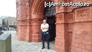 [P14] În fața clădirii ”Pierhead” din cartierul Cardiff Bay, orașul Cardiff, Țara Galilor.  » foto by traian.leuca †
 - 
<span class="allrVoted glyphicon glyphicon-heart hidden" id="av697239"></span>
<a class="m-l-10 hidden" id="sv697239" onclick="voting_Foto_DelVot(,697239,19744)" role="button">șterge vot <span class="glyphicon glyphicon-remove"></span></a>
<a id="v9697239" class=" c-red"  onclick="voting_Foto_SetVot(697239)" role="button"><span class="glyphicon glyphicon-heart-empty"></span> <b>LIKE</b> = Votează poza</a> <img class="hidden"  id="f697239W9" src="/imagini/loader.gif" border="0" /><span class="AjErrMes hidden" id="e697239ErM"></span>