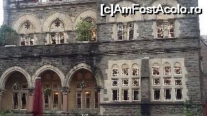 [P20] O frumoasă clădire în apropiere de Castelul din orașul Cardiff, Țara Galilor.  » foto by traian.leuca †
 - 
<span class="allrVoted glyphicon glyphicon-heart hidden" id="av697245"></span>
<a class="m-l-10 hidden" id="sv697245" onclick="voting_Foto_DelVot(,697245,19744)" role="button">șterge vot <span class="glyphicon glyphicon-remove"></span></a>
<a id="v9697245" class=" c-red"  onclick="voting_Foto_SetVot(697245)" role="button"><span class="glyphicon glyphicon-heart-empty"></span> <b>LIKE</b> = Votează poza</a> <img class="hidden"  id="f697245W9" src="/imagini/loader.gif" border="0" /><span class="AjErrMes hidden" id="e697245ErM"></span>