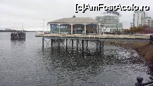 [P22] Restaurant pe apă în cartierul Cardiff Bay din orașul Cardiff, Țara Galilor.  » foto by traian.leuca †
 - 
<span class="allrVoted glyphicon glyphicon-heart hidden" id="av697247"></span>
<a class="m-l-10 hidden" id="sv697247" onclick="voting_Foto_DelVot(,697247,19744)" role="button">șterge vot <span class="glyphicon glyphicon-remove"></span></a>
<a id="v9697247" class=" c-red"  onclick="voting_Foto_SetVot(697247)" role="button"><span class="glyphicon glyphicon-heart-empty"></span> <b>LIKE</b> = Votează poza</a> <img class="hidden"  id="f697247W9" src="/imagini/loader.gif" border="0" /><span class="AjErrMes hidden" id="e697247ErM"></span>
