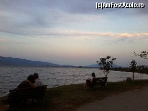 [P02] Seara relaxanta bancile presarate de-a lungul malului lacului Volvi » foto by dannaa
 - 
<span class="allrVoted glyphicon glyphicon-heart hidden" id="av564441"></span>
<a class="m-l-10 hidden" id="sv564441" onclick="voting_Foto_DelVot(,564441,19745)" role="button">șterge vot <span class="glyphicon glyphicon-remove"></span></a>
<a id="v9564441" class=" c-red"  onclick="voting_Foto_SetVot(564441)" role="button"><span class="glyphicon glyphicon-heart-empty"></span> <b>LIKE</b> = Votează poza</a> <img class="hidden"  id="f564441W9" src="/imagini/loader.gif" border="0" /><span class="AjErrMes hidden" id="e564441ErM"></span>