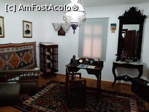 [P23] Imagine generală din camera de lucru a lui George Topârceanu. Pe birou se află manuscrisul original al ”Somnului iubitei”, precum și candelabrul ”cu aripi” » foto by Daisy Petal
 - 
<span class="allrVoted glyphicon glyphicon-heart hidden" id="av1212558"></span>
<a class="m-l-10 hidden" id="sv1212558" onclick="voting_Foto_DelVot(,1212558,19757)" role="button">șterge vot <span class="glyphicon glyphicon-remove"></span></a>
<a id="v91212558" class=" c-red"  onclick="voting_Foto_SetVot(1212558)" role="button"><span class="glyphicon glyphicon-heart-empty"></span> <b>LIKE</b> = Votează poza</a> <img class="hidden"  id="f1212558W9" src="/imagini/loader.gif" border="0" /><span class="AjErrMes hidden" id="e1212558ErM"></span>