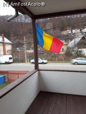 [P24] Drapelul național arborat în colțul dinspre șosea a pridvorului de la etaj - Casa memorială George Topârceanu » foto by Daisy Petal
 - 
<span class="allrVoted glyphicon glyphicon-heart hidden" id="av1212559"></span>
<a class="m-l-10 hidden" id="sv1212559" onclick="voting_Foto_DelVot(,1212559,19757)" role="button">șterge vot <span class="glyphicon glyphicon-remove"></span></a>
<a id="v91212559" class=" c-red"  onclick="voting_Foto_SetVot(1212559)" role="button"><span class="glyphicon glyphicon-heart-empty"></span> <b>LIKE</b> = Votează poza</a> <img class="hidden"  id="f1212559W9" src="/imagini/loader.gif" border="0" /><span class="AjErrMes hidden" id="e1212559ErM"></span>