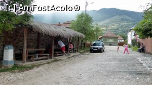[P45] Scenă idilică rurală pe Strada de Sus. În stânga se vede terasa cu ”Igazi Csíki Sör” (Adevărata Bere Ciuc) dintr-o fotografie anterioară. Aceste terase și baruri, toate amenajate rustic, sunt locuri de întâlnire și socializare între toți turiștii indiferent de nație și » foto by Lucien
 - 
<span class="allrVoted glyphicon glyphicon-heart hidden" id="av892216"></span>
<a class="m-l-10 hidden" id="sv892216" onclick="voting_Foto_DelVot(,892216,19767)" role="button">șterge vot <span class="glyphicon glyphicon-remove"></span></a>
<a id="v9892216" class=" c-red"  onclick="voting_Foto_SetVot(892216)" role="button"><span class="glyphicon glyphicon-heart-empty"></span> <b>LIKE</b> = Votează poza</a> <img class="hidden"  id="f892216W9" src="/imagini/loader.gif" border="0" /><span class="AjErrMes hidden" id="e892216ErM"></span>