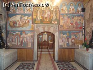[P14] Am intrat în pronaosul bisericii ”Sf. Nicolae” de la mănăstirea Dealu.  » foto by Floryn81
 - 
<span class="allrVoted glyphicon glyphicon-heart hidden" id="av795601"></span>
<a class="m-l-10 hidden" id="sv795601" onclick="voting_Foto_DelVot(,795601,19770)" role="button">șterge vot <span class="glyphicon glyphicon-remove"></span></a>
<a id="v9795601" class=" c-red"  onclick="voting_Foto_SetVot(795601)" role="button"><span class="glyphicon glyphicon-heart-empty"></span> <b>LIKE</b> = Votează poza</a> <img class="hidden"  id="f795601W9" src="/imagini/loader.gif" border="0" /><span class="AjErrMes hidden" id="e795601ErM"></span>