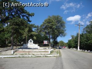 [P02] Am ajuns în vecinătatea mănăstirii Dealu; în imagine se observă monumentul ridicat lângă acest lăcaș de cult.  » foto by Floryn81
 - 
<span class="allrVoted glyphicon glyphicon-heart hidden" id="av795589"></span>
<a class="m-l-10 hidden" id="sv795589" onclick="voting_Foto_DelVot(,795589,19770)" role="button">șterge vot <span class="glyphicon glyphicon-remove"></span></a>
<a id="v9795589" class=" c-red"  onclick="voting_Foto_SetVot(795589)" role="button"><span class="glyphicon glyphicon-heart-empty"></span> <b>LIKE</b> = Votează poza</a> <img class="hidden"  id="f795589W9" src="/imagini/loader.gif" border="0" /><span class="AjErrMes hidden" id="e795589ErM"></span>