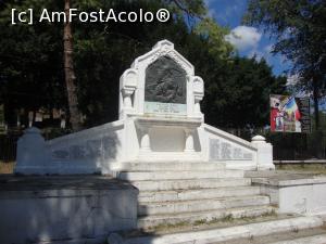 [P03] Acest monument aduce un omagiu ”ofițerilor, profesorilor și elevilor liceului de la mănăstirea Dealu căzuți pe câmpul de onoare”.  » foto by Floryn81
 - 
<span class="allrVoted glyphicon glyphicon-heart hidden" id="av795590"></span>
<a class="m-l-10 hidden" id="sv795590" onclick="voting_Foto_DelVot(,795590,19770)" role="button">șterge vot <span class="glyphicon glyphicon-remove"></span></a>
<a id="v9795590" class=" c-red"  onclick="voting_Foto_SetVot(795590)" role="button"><span class="glyphicon glyphicon-heart-empty"></span> <b>LIKE</b> = Votează poza</a> <img class="hidden"  id="f795590W9" src="/imagini/loader.gif" border="0" /><span class="AjErrMes hidden" id="e795590ErM"></span>