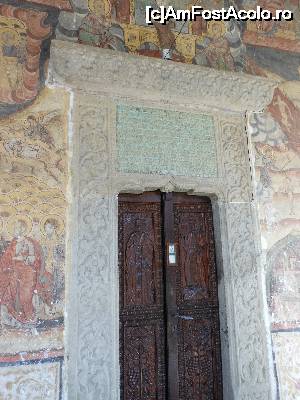 [P14] Mănăstirea Sitaru - Intrarea în biserica mare, pisania și ancadramentul de piatră.  » foto by iulianic
 - 
<span class="allrVoted glyphicon glyphicon-heart hidden" id="av699674"></span>
<a class="m-l-10 hidden" id="sv699674" onclick="voting_Foto_DelVot(,699674,19771)" role="button">șterge vot <span class="glyphicon glyphicon-remove"></span></a>
<a id="v9699674" class=" c-red"  onclick="voting_Foto_SetVot(699674)" role="button"><span class="glyphicon glyphicon-heart-empty"></span> <b>LIKE</b> = Votează poza</a> <img class="hidden"  id="f699674W9" src="/imagini/loader.gif" border="0" /><span class="AjErrMes hidden" id="e699674ErM"></span>