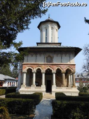 [P02] Mănăstirea Sitaru - Biserica mare, fațada vestică. Pridvorul și icoana hramului.  » foto by iulianic
 - 
<span class="allrVoted glyphicon glyphicon-heart hidden" id="av699662"></span>
<a class="m-l-10 hidden" id="sv699662" onclick="voting_Foto_DelVot(,699662,19771)" role="button">șterge vot <span class="glyphicon glyphicon-remove"></span></a>
<a id="v9699662" class=" c-red"  onclick="voting_Foto_SetVot(699662)" role="button"><span class="glyphicon glyphicon-heart-empty"></span> <b>LIKE</b> = Votează poza</a> <img class="hidden"  id="f699662W9" src="/imagini/loader.gif" border="0" /><span class="AjErrMes hidden" id="e699662ErM"></span>