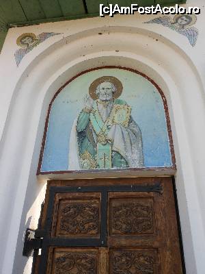 [P07] Mănăstirea Sitaru - Deasupra intrării, Sf. Nicolae binecuvântând.  » foto by iulianic
 - 
<span class="allrVoted glyphicon glyphicon-heart hidden" id="av699667"></span>
<a class="m-l-10 hidden" id="sv699667" onclick="voting_Foto_DelVot(,699667,19771)" role="button">șterge vot <span class="glyphicon glyphicon-remove"></span></a>
<a id="v9699667" class=" c-red"  onclick="voting_Foto_SetVot(699667)" role="button"><span class="glyphicon glyphicon-heart-empty"></span> <b>LIKE</b> = Votează poza</a> <img class="hidden"  id="f699667W9" src="/imagini/loader.gif" border="0" /><span class="AjErrMes hidden" id="e699667ErM"></span>