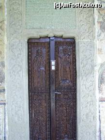 [P12] Manastirea Sitaru - Biserica principala, usa sculptata cu ancadrament de piatra. » foto by florinsta
 - 
<span class="allrVoted glyphicon glyphicon-heart hidden" id="av306277"></span>
<a class="m-l-10 hidden" id="sv306277" onclick="voting_Foto_DelVot(,306277,19771)" role="button">șterge vot <span class="glyphicon glyphicon-remove"></span></a>
<a id="v9306277" class=" c-red"  onclick="voting_Foto_SetVot(306277)" role="button"><span class="glyphicon glyphicon-heart-empty"></span> <b>LIKE</b> = Votează poza</a> <img class="hidden"  id="f306277W9" src="/imagini/loader.gif" border="0" /><span class="AjErrMes hidden" id="e306277ErM"></span>