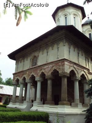 [P10] biserica Mănăstirii Sfântul Nicolae Balamuci (Sitaru): vedere laterală, cu pridvorul deschis şi cele două turle.  » foto by Carmen Ion
 - 
<span class="allrVoted glyphicon glyphicon-heart hidden" id="av741470"></span>
<a class="m-l-10 hidden" id="sv741470" onclick="voting_Foto_DelVot(,741470,19771)" role="button">șterge vot <span class="glyphicon glyphicon-remove"></span></a>
<a id="v9741470" class=" c-red"  onclick="voting_Foto_SetVot(741470)" role="button"><span class="glyphicon glyphicon-heart-empty"></span> <b>LIKE</b> = Votează poza</a> <img class="hidden"  id="f741470W9" src="/imagini/loader.gif" border="0" /><span class="AjErrMes hidden" id="e741470ErM"></span>