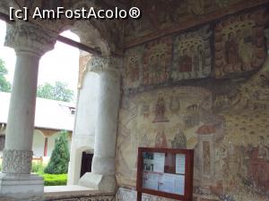 [P14] Biserica Mănăstirii Sfântul Nicolae Balamuci (Sitaru): pridvorul deschis şi frescele sale.  » foto by Carmen Ion
 - 
<span class="allrVoted glyphicon glyphicon-heart hidden" id="av741474"></span>
<a class="m-l-10 hidden" id="sv741474" onclick="voting_Foto_DelVot(,741474,19771)" role="button">șterge vot <span class="glyphicon glyphicon-remove"></span></a>
<a id="v9741474" class=" c-red"  onclick="voting_Foto_SetVot(741474)" role="button"><span class="glyphicon glyphicon-heart-empty"></span> <b>LIKE</b> = Votează poza</a> <img class="hidden"  id="f741474W9" src="/imagini/loader.gif" border="0" /><span class="AjErrMes hidden" id="e741474ErM"></span>