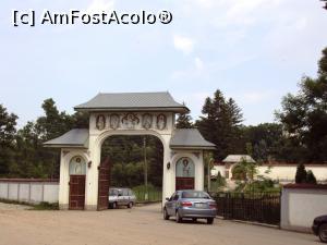 [P02] Mănăstirea Sfântul Nicolae Balamuci (Sitaru): prima poartă (cea de intrare în incintă).  » foto by Carmen Ion
 - 
<span class="allrVoted glyphicon glyphicon-heart hidden" id="av741462"></span>
<a class="m-l-10 hidden" id="sv741462" onclick="voting_Foto_DelVot(,741462,19771)" role="button">șterge vot <span class="glyphicon glyphicon-remove"></span></a>
<a id="v9741462" class=" c-red"  onclick="voting_Foto_SetVot(741462)" role="button"><span class="glyphicon glyphicon-heart-empty"></span> <b>LIKE</b> = Votează poza</a> <img class="hidden"  id="f741462W9" src="/imagini/loader.gif" border="0" /><span class="AjErrMes hidden" id="e741462ErM"></span>