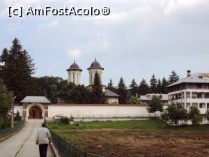 [P03] Aleea care duce spre a doua poartă (de intrare în curte). În dreapta se observă pământul pe care se va ridica o nouă construcţie, precum şi casa de oaspeţi. » foto by Carmen Ion
 - 
<span class="allrVoted glyphicon glyphicon-heart hidden" id="av741463"></span>
<a class="m-l-10 hidden" id="sv741463" onclick="voting_Foto_DelVot(,741463,19771)" role="button">șterge vot <span class="glyphicon glyphicon-remove"></span></a>
<a id="v9741463" class=" c-red"  onclick="voting_Foto_SetVot(741463)" role="button"><span class="glyphicon glyphicon-heart-empty"></span> <b>LIKE</b> = Votează poza</a> <img class="hidden"  id="f741463W9" src="/imagini/loader.gif" border="0" /><span class="AjErrMes hidden" id="e741463ErM"></span>