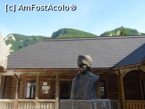 [P19] Avram Iancu - bust în curtea complexului muzeal.  » foto by tata123 🔱
 - 
<span class="allrVoted glyphicon glyphicon-heart hidden" id="av1121311"></span>
<a class="m-l-10 hidden" id="sv1121311" onclick="voting_Foto_DelVot(,1121311,19774)" role="button">șterge vot <span class="glyphicon glyphicon-remove"></span></a>
<a id="v91121311" class=" c-red"  onclick="voting_Foto_SetVot(1121311)" role="button"><span class="glyphicon glyphicon-heart-empty"></span> <b>LIKE</b> = Votează poza</a> <img class="hidden"  id="f1121311W9" src="/imagini/loader.gif" border="0" /><span class="AjErrMes hidden" id="e1121311ErM"></span>