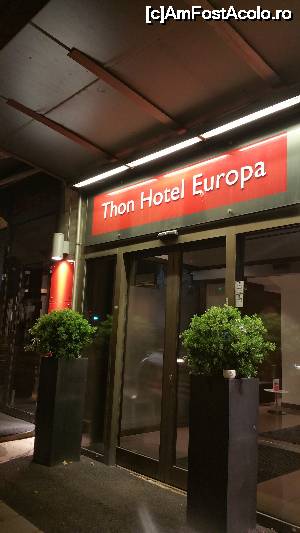 [P10] Intrarea în hotel » foto by phleau
 - 
<span class="allrVoted glyphicon glyphicon-heart hidden" id="av702693"></span>
<a class="m-l-10 hidden" id="sv702693" onclick="voting_Foto_DelVot(,702693,19793)" role="button">șterge vot <span class="glyphicon glyphicon-remove"></span></a>
<a id="v9702693" class=" c-red"  onclick="voting_Foto_SetVot(702693)" role="button"><span class="glyphicon glyphicon-heart-empty"></span> <b>LIKE</b> = Votează poza</a> <img class="hidden"  id="f702693W9" src="/imagini/loader.gif" border="0" /><span class="AjErrMes hidden" id="e702693ErM"></span>