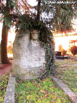 [P40] Piatra funerara in cimitirul bisericii 'adormirea Maicii Domnului', Koprivshtitsa » foto by Testosu'
 - 
<span class="allrVoted glyphicon glyphicon-heart hidden" id="av703056"></span>
<a class="m-l-10 hidden" id="sv703056" onclick="voting_Foto_DelVot(,703056,19795)" role="button">șterge vot <span class="glyphicon glyphicon-remove"></span></a>
<a id="v9703056" class=" c-red"  onclick="voting_Foto_SetVot(703056)" role="button"><span class="glyphicon glyphicon-heart-empty"></span> <b>LIKE</b> = Votează poza</a> <img class="hidden"  id="f703056W9" src="/imagini/loader.gif" border="0" /><span class="AjErrMes hidden" id="e703056ErM"></span>