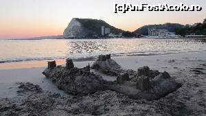 [P08] Castele de nisip şi 'torţa', dincolo de golf » foto by crismis
 - 
<span class="allrVoted glyphicon glyphicon-heart hidden" id="av704024"></span>
<a class="m-l-10 hidden" id="sv704024" onclick="voting_Foto_DelVot(,704024,19804)" role="button">șterge vot <span class="glyphicon glyphicon-remove"></span></a>
<a id="v9704024" class=" c-red"  onclick="voting_Foto_SetVot(704024)" role="button"><span class="glyphicon glyphicon-heart-empty"></span> <b>LIKE</b> = Votează poza</a> <img class="hidden"  id="f704024W9" src="/imagini/loader.gif" border="0" /><span class="AjErrMes hidden" id="e704024ErM"></span>