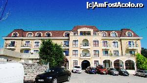 [P01] Villa Allegra, în toată splendoarea ei; ultimile 2 balconane din stânga de la etajul al 2-lea, au fost ale noastre pentru câteva zile » foto by crismis
 - 
<span class="allrVoted glyphicon glyphicon-heart hidden" id="av703632"></span>
<a class="m-l-10 hidden" id="sv703632" onclick="voting_Foto_DelVot(,703632,19805)" role="button">șterge vot <span class="glyphicon glyphicon-remove"></span></a>
<a id="v9703632" class=" c-red"  onclick="voting_Foto_SetVot(703632)" role="button"><span class="glyphicon glyphicon-heart-empty"></span> <b>LIKE</b> = Votează poza</a> <img class="hidden"  id="f703632W9" src="/imagini/loader.gif" border="0" /><span class="AjErrMes hidden" id="e703632ErM"></span>