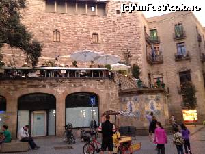 [P21] Cartierul Gotic in drum spre restaurantul in care in prima seara a cursului ne-a fost oferita o cina (pentru socializare avand in vedere ca eram mai mult de 40 de personae din care maxim 3 erau din aceeasi tara)  » foto by mishu
 - 
<span class="allrVoted glyphicon glyphicon-heart hidden" id="av704207"></span>
<a class="m-l-10 hidden" id="sv704207" onclick="voting_Foto_DelVot(,704207,19814)" role="button">șterge vot <span class="glyphicon glyphicon-remove"></span></a>
<a id="v9704207" class=" c-red"  onclick="voting_Foto_SetVot(704207)" role="button"><span class="glyphicon glyphicon-heart-empty"></span> <b>LIKE</b> = Votează poza</a> <img class="hidden"  id="f704207W9" src="/imagini/loader.gif" border="0" /><span class="AjErrMes hidden" id="e704207ErM"></span>