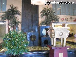[P04] Lobby Hotel Blue Horizon International - Linyi - vedere dintr-un alt unghi, in care am prins in imagine acest vas (nu stiu cum ar trebui sa-l denumesc) de unde venea mirosul care umplea placut tot spatiul » foto by mishu
 - 
<span class="allrVoted glyphicon glyphicon-heart hidden" id="av704424"></span>
<a class="m-l-10 hidden" id="sv704424" onclick="voting_Foto_DelVot(,704424,19815)" role="button">șterge vot <span class="glyphicon glyphicon-remove"></span></a>
<a id="v9704424" class=" c-red"  onclick="voting_Foto_SetVot(704424)" role="button"><span class="glyphicon glyphicon-heart-empty"></span> <b>LIKE</b> = Votează poza</a> <img class="hidden"  id="f704424W9" src="/imagini/loader.gif" border="0" /><span class="AjErrMes hidden" id="e704424ErM"></span>