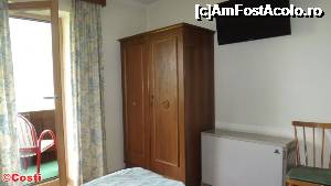 [P21] O altă imagine din cameră, cu ușa spre balcon.  » foto by Costi
 - 
<span class="allrVoted glyphicon glyphicon-heart hidden" id="av704866"></span>
<a class="m-l-10 hidden" id="sv704866" onclick="voting_Foto_DelVot(,704866,19823)" role="button">șterge vot <span class="glyphicon glyphicon-remove"></span></a>
<a id="v9704866" class=" c-red"  onclick="voting_Foto_SetVot(704866)" role="button"><span class="glyphicon glyphicon-heart-empty"></span> <b>LIKE</b> = Votează poza</a> <img class="hidden"  id="f704866W9" src="/imagini/loader.gif" border="0" /><span class="AjErrMes hidden" id="e704866ErM"></span>