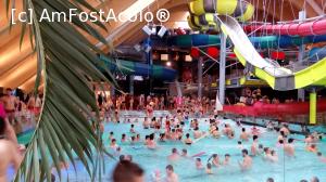 [P01] Aceasta este piscina din Galaxy cu toate atracțiile ei. Mini restaurantul este undeva la etajul 1 în dreapta imaginii » foto by DanielPirvu
 - 
<span class="allrVoted glyphicon glyphicon-heart hidden" id="av707110"></span>
<a class="m-l-10 hidden" id="sv707110" onclick="voting_Foto_DelVot(,707110,19847)" role="button">șterge vot <span class="glyphicon glyphicon-remove"></span></a>
<a id="v9707110" class=" c-red"  onclick="voting_Foto_SetVot(707110)" role="button"><span class="glyphicon glyphicon-heart-empty"></span> <b>LIKE</b> = Votează poza</a> <img class="hidden"  id="f707110W9" src="/imagini/loader.gif" border="0" /><span class="AjErrMes hidden" id="e707110ErM"></span>