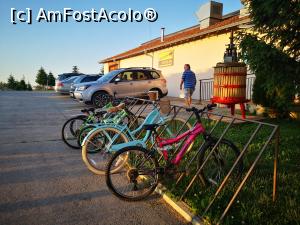 [P04] Biciclete pentru oaspeți; și parcarea „veche” în fundal » foto by crismis
 - 
<span class="allrVoted glyphicon glyphicon-heart hidden" id="av1314564"></span>
<a class="m-l-10 hidden" id="sv1314564" onclick="voting_Foto_DelVot(,1314564,19848)" role="button">șterge vot <span class="glyphicon glyphicon-remove"></span></a>
<a id="v91314564" class=" c-red"  onclick="voting_Foto_SetVot(1314564)" role="button"><span class="glyphicon glyphicon-heart-empty"></span> <b>LIKE</b> = Votează poza</a> <img class="hidden"  id="f1314564W9" src="/imagini/loader.gif" border="0" /><span class="AjErrMes hidden" id="e1314564ErM"></span>