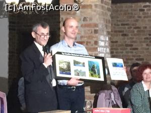 [P10] simpaticul si talentatul fotograf si montaniard @urjanclaudiu este premiat » foto by Dan&Ema
 - 
<span class="allrVoted glyphicon glyphicon-heart hidden" id="av723976"></span>
<a class="m-l-10 hidden" id="sv723976" onclick="voting_Foto_DelVot(,723976,19864)" role="button">șterge vot <span class="glyphicon glyphicon-remove"></span></a>
<a id="v9723976" class=" c-red"  onclick="voting_Foto_SetVot(723976)" role="button"><span class="glyphicon glyphicon-heart-empty"></span> <b>LIKE</b> = Votează poza</a> <img class="hidden"  id="f723976W9" src="/imagini/loader.gif" border="0" /><span class="AjErrMes hidden" id="e723976ErM"></span>