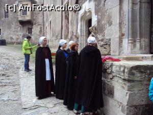 [P19] Nişte domniţe în costume din epoca medievală, în curtea castelului.  » foto by Carmen Ion
 - 
<span class="allrVoted glyphicon glyphicon-heart hidden" id="av723517"></span>
<a class="m-l-10 hidden" id="sv723517" onclick="voting_Foto_DelVot(,723517,19864)" role="button">șterge vot <span class="glyphicon glyphicon-remove"></span></a>
<a id="v9723517" class=" c-red"  onclick="voting_Foto_SetVot(723517)" role="button"><span class="glyphicon glyphicon-heart-empty"></span> <b>LIKE</b> = Votează poza</a> <img class="hidden"  id="f723517W9" src="/imagini/loader.gif" border="0" /><span class="AjErrMes hidden" id="e723517ErM"></span>