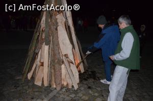 [P07] Dragos și Admin aprinzînd lemnele » foto by pepsi70ro
 - 
<span class="allrVoted glyphicon glyphicon-heart hidden" id="av726159"></span>
<a class="m-l-10 hidden" id="sv726159" onclick="voting_Foto_DelVot(,726159,19864)" role="button">șterge vot <span class="glyphicon glyphicon-remove"></span></a>
<a id="v9726159" class=" c-red"  onclick="voting_Foto_SetVot(726159)" role="button"><span class="glyphicon glyphicon-heart-empty"></span> <b>LIKE</b> = Votează poza</a> <img class="hidden"  id="f726159W9" src="/imagini/loader.gif" border="0" /><span class="AjErrMes hidden" id="e726159ErM"></span>