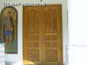[P12] Mănăstirea Măinești - Biserica nouă, ușile din lemn sculptat. » foto by iulianic
 - 
<span class="allrVoted glyphicon glyphicon-heart hidden" id="av1213413"></span>
<a class="m-l-10 hidden" id="sv1213413" onclick="voting_Foto_DelVot(,1213413,19874)" role="button">șterge vot <span class="glyphicon glyphicon-remove"></span></a>
<a id="v91213413" class=" c-red"  onclick="voting_Foto_SetVot(1213413)" role="button"><span class="glyphicon glyphicon-heart-empty"></span> <b>LIKE</b> = Votează poza</a> <img class="hidden"  id="f1213413W9" src="/imagini/loader.gif" border="0" /><span class="AjErrMes hidden" id="e1213413ErM"></span>