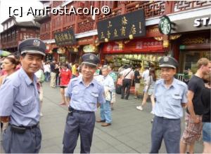 [P03] Din nou, în prim plan polițiștii atipici chinezi., supraveghind mulțimile străzii.  » foto by glcitizen
 - 
<span class="allrVoted glyphicon glyphicon-heart hidden" id="av949881"></span>
<a class="m-l-10 hidden" id="sv949881" onclick="voting_Foto_DelVot(,949881,19885)" role="button">șterge vot <span class="glyphicon glyphicon-remove"></span></a>
<a id="v9949881" class=" c-red"  onclick="voting_Foto_SetVot(949881)" role="button"><span class="glyphicon glyphicon-heart-empty"></span> <b>LIKE</b> = Votează poza</a> <img class="hidden"  id="f949881W9" src="/imagini/loader.gif" border="0" /><span class="AjErrMes hidden" id="e949881ErM"></span>