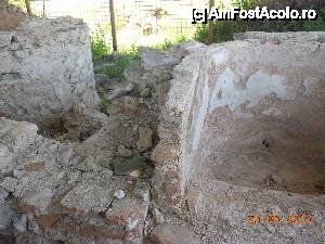 [P17] Halmyris - Băile romane, bazine şi canal de scurgere.  » foto by iulianic
 - 
<span class="allrVoted glyphicon glyphicon-heart hidden" id="av424540"></span>
<a class="m-l-10 hidden" id="sv424540" onclick="voting_Foto_DelVot(,424540,19890)" role="button">șterge vot <span class="glyphicon glyphicon-remove"></span></a>
<a id="v9424540" class=" c-red"  onclick="voting_Foto_SetVot(424540)" role="button"><span class="glyphicon glyphicon-heart-empty"></span> <b>LIKE</b> = Votează poza</a> <img class="hidden"  id="f424540W9" src="/imagini/loader.gif" border="0" /><span class="AjErrMes hidden" id="e424540ErM"></span>