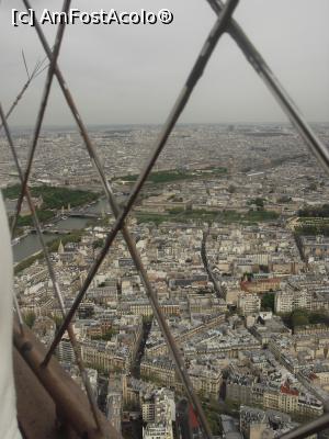 [P12] Vedere din vârful turnului Eiffel spre partea opusă față de Sena » foto by diacrys*
 - 
<span class="allrVoted glyphicon glyphicon-heart hidden" id="av735067"></span>
<a class="m-l-10 hidden" id="sv735067" onclick="voting_Foto_DelVot(,735067,19911)" role="button">șterge vot <span class="glyphicon glyphicon-remove"></span></a>
<a id="v9735067" class=" c-red"  onclick="voting_Foto_SetVot(735067)" role="button"><span class="glyphicon glyphicon-heart-empty"></span> <b>LIKE</b> = Votează poza</a> <img class="hidden"  id="f735067W9" src="/imagini/loader.gif" border="0" /><span class="AjErrMes hidden" id="e735067ErM"></span>