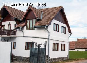 [P01] Casa cu meri, Porumbacu de Sus. Pensiunea se afla la strada principala.  » foto by ctc
 - 
<span class="allrVoted glyphicon glyphicon-heart hidden" id="av1148102"></span>
<a class="m-l-10 hidden" id="sv1148102" onclick="voting_Foto_DelVot(,1148102,19935)" role="button">șterge vot <span class="glyphicon glyphicon-remove"></span></a>
<a id="v91148102" class=" c-red"  onclick="voting_Foto_SetVot(1148102)" role="button"><span class="glyphicon glyphicon-heart-empty"></span> <b>LIKE</b> = Votează poza</a> <img class="hidden"  id="f1148102W9" src="/imagini/loader.gif" border="0" /><span class="AjErrMes hidden" id="e1148102ErM"></span>