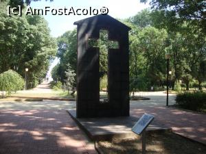 [P37] În parcul Movilă se mai află statuia ”Crucea”.  » foto by Floryn81
 - 
<span class="allrVoted glyphicon glyphicon-heart hidden" id="av790691"></span>
<a class="m-l-10 hidden" id="sv790691" onclick="voting_Foto_DelVot(,790691,19965)" role="button">șterge vot <span class="glyphicon glyphicon-remove"></span></a>
<a id="v9790691" class=" c-red"  onclick="voting_Foto_SetVot(790691)" role="button"><span class="glyphicon glyphicon-heart-empty"></span> <b>LIKE</b> = Votează poza</a> <img class="hidden"  id="f790691W9" src="/imagini/loader.gif" border="0" /><span class="AjErrMes hidden" id="e790691ErM"></span>
