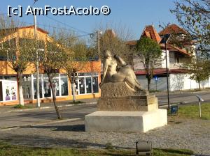 [P53] Eforie Sud - conform placutei din lateralul statuii aceasta se numeste Poezia, iar vederea este spre largul marii » foto by mishu
 - 
<span class="allrVoted glyphicon glyphicon-heart hidden" id="av850767"></span>
<a class="m-l-10 hidden" id="sv850767" onclick="voting_Foto_DelVot(,850767,19965)" role="button">șterge vot <span class="glyphicon glyphicon-remove"></span></a>
<a id="v9850767" class=" c-red"  onclick="voting_Foto_SetVot(850767)" role="button"><span class="glyphicon glyphicon-heart-empty"></span> <b>LIKE</b> = Votează poza</a> <img class="hidden"  id="f850767W9" src="/imagini/loader.gif" border="0" /><span class="AjErrMes hidden" id="e850767ErM"></span>
