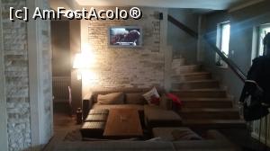 [P13] Restaurantul La Cassa - măsuță din zona barului și scările care duc la etaj » foto by costy69*
 - 
<span class="allrVoted glyphicon glyphicon-heart hidden" id="av812402"></span>
<a class="m-l-10 hidden" id="sv812402" onclick="voting_Foto_DelVot(,812402,19986)" role="button">șterge vot <span class="glyphicon glyphicon-remove"></span></a>
<a id="v9812402" class=" c-red"  onclick="voting_Foto_SetVot(812402)" role="button"><span class="glyphicon glyphicon-heart-empty"></span> <b>LIKE</b> = Votează poza</a> <img class="hidden"  id="f812402W9" src="/imagini/loader.gif" border="0" /><span class="AjErrMes hidden" id="e812402ErM"></span>