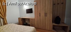 [P13] Hotel Re Enzo, privind dinspre pat către birou, dulapul de haine și cuier » foto by irinad
 - 
<span class="allrVoted glyphicon glyphicon-heart hidden" id="av1519898"></span>
<a class="m-l-10 hidden" id="sv1519898" onclick="voting_Foto_DelVot(,1519898,19987)" role="button">șterge vot <span class="glyphicon glyphicon-remove"></span></a>
<a id="v91519898" class=" c-red"  onclick="voting_Foto_SetVot(1519898)" role="button"><span class="glyphicon glyphicon-heart-empty"></span> <b>LIKE</b> = Votează poza</a> <img class="hidden"  id="f1519898W9" src="/imagini/loader.gif" border="0" /><span class="AjErrMes hidden" id="e1519898ErM"></span>