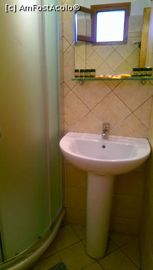 [P10] Baia, cu cabina de dus. Erau disponibile șampon, gel de dus si săpun, de calitate buna. » foto by IoanaV
 - 
<span class="allrVoted glyphicon glyphicon-heart hidden" id="av724447"></span>
<a class="m-l-10 hidden" id="sv724447" onclick="voting_Foto_DelVot(,724447,20096)" role="button">șterge vot <span class="glyphicon glyphicon-remove"></span></a>
<a id="v9724447" class=" c-red"  onclick="voting_Foto_SetVot(724447)" role="button"><span class="glyphicon glyphicon-heart-empty"></span> <b>LIKE</b> = Votează poza</a> <img class="hidden"  id="f724447W9" src="/imagini/loader.gif" border="0" /><span class="AjErrMes hidden" id="e724447ErM"></span>