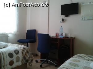 [P10] Să nu uit și de biroul cu cele 2 scaune dar și televizorul la care nu-mi amintesc să-i fi dat drumul vreodată.  » foto by Aurici
 - 
<span class="allrVoted glyphicon glyphicon-heart hidden" id="av728647"></span>
<a class="m-l-10 hidden" id="sv728647" onclick="voting_Foto_DelVot(,728647,20153)" role="button">șterge vot <span class="glyphicon glyphicon-remove"></span></a>
<a id="v9728647" class=" c-red"  onclick="voting_Foto_SetVot(728647)" role="button"><span class="glyphicon glyphicon-heart-empty"></span> <b>LIKE</b> = Votează poza</a> <img class="hidden"  id="f728647W9" src="/imagini/loader.gif" border="0" /><span class="AjErrMes hidden" id="e728647ErM"></span>