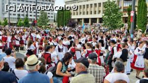 [P16] Peisaj static în mișcare ritmică. În partea dreaptă se vede ”Casa albă” (Consiliul Județean, Prefectura...), pe scări fiind cântăreții și muzicanții » foto by Lucien
 - 
<span class="allrVoted glyphicon glyphicon-heart hidden" id="av730558"></span>
<a class="m-l-10 hidden" id="sv730558" onclick="voting_Foto_DelVot(,730558,20160)" role="button">șterge vot <span class="glyphicon glyphicon-remove"></span></a>
<a id="v9730558" class=" c-red"  onclick="voting_Foto_SetVot(730558)" role="button"><span class="glyphicon glyphicon-heart-empty"></span> <b>LIKE</b> = Votează poza</a> <img class="hidden"  id="f730558W9" src="/imagini/loader.gif" border="0" /><span class="AjErrMes hidden" id="e730558ErM"></span>