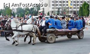 [P33] Căruța cu famfara din Sâncrăieni pleacă printre primii în pas alegăreț » foto by Lucien
 - 
<span class="allrVoted glyphicon glyphicon-heart hidden" id="av730575"></span>
<a class="m-l-10 hidden" id="sv730575" onclick="voting_Foto_DelVot(,730575,20160)" role="button">șterge vot <span class="glyphicon glyphicon-remove"></span></a>
<a id="v9730575" class=" c-red"  onclick="voting_Foto_SetVot(730575)" role="button"><span class="glyphicon glyphicon-heart-empty"></span> <b>LIKE</b> = Votează poza</a> <img class="hidden"  id="f730575W9" src="/imagini/loader.gif" border="0" /><span class="AjErrMes hidden" id="e730575ErM"></span>