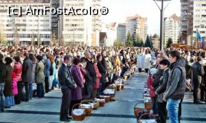 [P10] Preoţi binecuvântând în dimineaţa zilei de Paşte, bucatele aduse de credincioşi în coşurile de nuiele » foto by Lucien
 - 
<span class="allrVoted glyphicon glyphicon-heart hidden" id="av731542"></span>
<a class="m-l-10 hidden" id="sv731542" onclick="voting_Foto_DelVot(,731542,20160)" role="button">șterge vot <span class="glyphicon glyphicon-remove"></span></a>
<a id="v9731542" class=" c-red"  onclick="voting_Foto_SetVot(731542)" role="button"><span class="glyphicon glyphicon-heart-empty"></span> <b>LIKE</b> = Votează poza</a> <img class="hidden"  id="f731542W9" src="/imagini/loader.gif" border="0" /><span class="AjErrMes hidden" id="e731542ErM"></span>