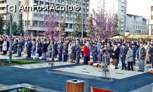 [P02] Singuri (tradiţional, numai bărbaţii) sau întreaga familie, duc coşuri de nuiele cu bunătăţi pregătite pentru masa de Paşte. În scurt timp, platoul se umple de credincioşi » foto by Lucien
 - 
<span class="allrVoted glyphicon glyphicon-heart hidden" id="av731530"></span>
<a class="m-l-10 hidden" id="sv731530" onclick="voting_Foto_DelVot(,731530,20160)" role="button">șterge vot <span class="glyphicon glyphicon-remove"></span></a>
<a id="v9731530" class=" c-red"  onclick="voting_Foto_SetVot(731530)" role="button"><span class="glyphicon glyphicon-heart-empty"></span> <b>LIKE</b> = Votează poza</a> <img class="hidden"  id="f731530W9" src="/imagini/loader.gif" border="0" /><span class="AjErrMes hidden" id="e731530ErM"></span>