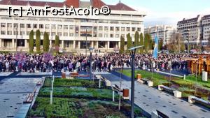 [P04] Imagine făcută dinspre altarul improvizat lânga Casa de Cultură, spre Casa Albă (sediul administrativ judeţean Harghita) cu miile de credincioşi catolici adunaţi pe platou. În dreapta se vede steagul secuiesc » foto by Lucien
 - 
<span class="allrVoted glyphicon glyphicon-heart hidden" id="av731534"></span>
<a class="m-l-10 hidden" id="sv731534" onclick="voting_Foto_DelVot(,731534,20160)" role="button">șterge vot <span class="glyphicon glyphicon-remove"></span></a>
<a id="v9731534" class=" c-red"  onclick="voting_Foto_SetVot(731534)" role="button"><span class="glyphicon glyphicon-heart-empty"></span> <b>LIKE</b> = Votează poza</a> <img class="hidden"  id="f731534W9" src="/imagini/loader.gif" border="0" /><span class="AjErrMes hidden" id="e731534ErM"></span>