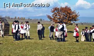 [P07] De bucurie că s-au întors acasă după ce au îndurat prin păduri frigul miezului de iarnă din Harghita, sătenii joacă dansuri ale disperării în această situaţie extrem de tensionată (1)  » foto by Lucien
 - 
<span class="allrVoted glyphicon glyphicon-heart hidden" id="av733259"></span>
<a class="m-l-10 hidden" id="sv733259" onclick="voting_Foto_DelVot(,733259,20160)" role="button">șterge vot <span class="glyphicon glyphicon-remove"></span></a>
<a id="v9733259" class=" c-red"  onclick="voting_Foto_SetVot(733259)" role="button"><span class="glyphicon glyphicon-heart-empty"></span> <b>LIKE</b> = Votează poza</a> <img class="hidden"  id="f733259W9" src="/imagini/loader.gif" border="0" /><span class="AjErrMes hidden" id="e733259ErM"></span>